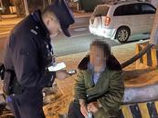 路遇老人摔倒，肥东一对父子出手相助