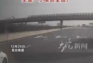 小車高速上變道 還發(fā)懵停車,大貨車緊急避讓 撞上隔離墩,交警：小車負全責！