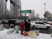 合肥降雪路滑  不少人冒雪出行摔倒  市民路上需注意安全