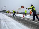 庐江：铲雪融冰确保道路畅通