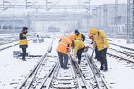 長三角未出現(xiàn)旅客大面積滯留  鐵路部門啟動二級掃雪除冰應急響應 