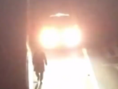 夫妻深夜吵架丈夫被丢在高速上