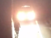 夫妻深夜吵架丈夫被丟在高速上