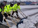 六安民警扫雪、除冰、救援被困车辆