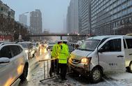 路面濕滑車輛撞護欄 交警提醒雪天開車務必減速、亮尾、控距 