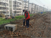 安慶經開區烏嶺社區鐵路護路聯防志愿者開展沿線巡查工作