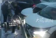 二廣高速山西段 受大雪影響40多車相撞 高速交警連夜處置