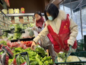 合肥同安街道：雪中敲門送“菜” 溫暖困難老人