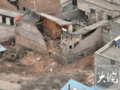  大皖新聞記者直擊甘肅積石山地震|大河家鎮街道上商戶已關門 碎玻璃、磚頭、石塊散落在路面