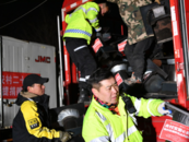 滿(mǎn)滿(mǎn)一車(chē)供暖設(shè)備送至震區(qū)安置點(diǎn)  安徽阜陽(yáng)救援隊(duì)連夜為村民架起暖爐