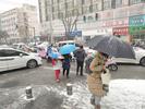 合肥雪天路滑 很多家长放弃交通工具徒步送娃上学