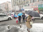 合肥雪天路滑 很多家長放棄交通工具徒步送娃上學