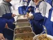 昆明一學(xué)校學(xué)生打飯時(shí)被老師辱罵，學(xué)校回應(yīng)：罵人教師已被停職