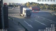 大貨車側翻壓扁小轎車，車內兩人死里逃生！消防：皮外傷都沒有