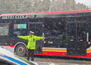 平安出行路上的雪“警” （組圖）