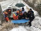 雪天轿车冲入农田 驾驶员昏迷 无为警方消防联手救援