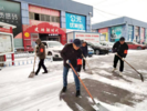 合肥同安街道：党员群众齐出力，铲雪除冰保障路面安全