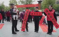 年終送禮！手寫春聯送小區，反詐知識教起來