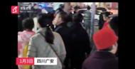 男子遛狗不牽繩，被受驚路人持刀捅傷！行兇者已抓獲