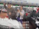 71岁奶奶遭奔驰车主插队砸车 警方回应：已介入处理此事
