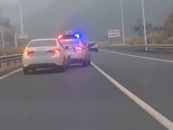 小車130碼失控交警用警車擋停 車主：救了我整個家庭！