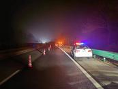 高速路上貨車起火，六安交警化身“消防員”