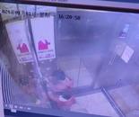 “熊孩子”乘電梯時點火燒紙 業主希望家長道歉 事發長沙一小區