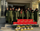 大學(xué)生致敬光榮院退伍老兵