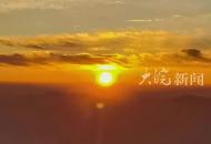 安徽黃山風景區始信峰上 游客齊聲高呼“2024新年快樂”