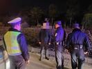 男子驾车意欲跳江 交警铁骑及时救回