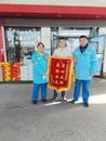男子深夜滑落水沟，加油站女工伸手施救