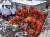 云南鎮雄山體滑坡47人被埋，現場搜救出一男子