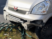 面包車沖上綠化帶撞倒數(shù)米欄桿