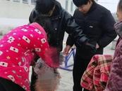阜阳一男童掉进冰冷河水里 好心人速来救援