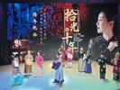 跨年夜，黄梅戏演员反串表演让观众笑声不断