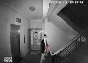“有人恐嚇我！”西安女子稱家門口遭蒙面男子潑紅色液體，警方：有接警