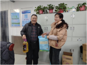 合肥駱崗街道陸大村：為企退人員發(fā)放春節(jié)慰問品  傳遞溫暖與關(guān)懷