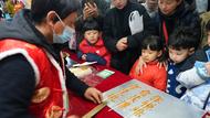?年味漸濃！糖畫、剪紙、鋁編…… 安徽供銷年貨大集上非遺“年貨”受熱捧