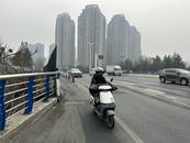 在車流中騎行是什么體驗？市民反映合肥部分路段車輛混行危險，交警部門回應