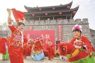 滁州市举行“城门挂春联 新年开门红”揭联仪式