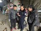 这两人居然潜入养猪场偷这个，刑拘！