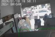 河南商丘農業農村局工作人員在商鋪小便  部門回應：已立案調查