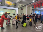 “古風(fēng)”撲面！“池貴人”“李白”等在池州高鐵站花式接站