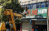 寿县：拆除楼体外立面违规广告  打造寿春南路文明新气象