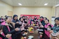 宜秀區(qū)大橋街道婦聯(lián)：大橋巾幗暖人心，臘八活動溫暖情