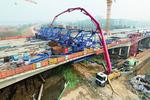 G206涡河八桥南岸跨堤桥中跨顺利合龙