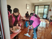 望城街道：迎新年換新貌，為獨居老人入戶清潔