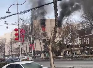 河北邯郸一楼房失火目击者：有人从楼上跳下逃生