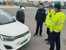 ﻿淮南一古稀老人开“老头乐”跑出租，居然还溜上了高速公路