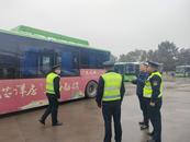 新春走基層|六安交通執法人員增援汽運南站，雪后護送客運班車